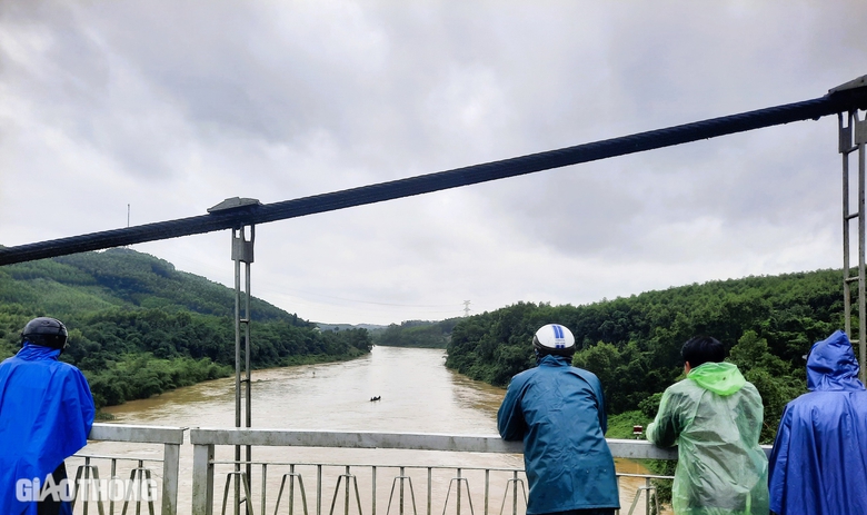 Vụ xe r&aacute;c rơi s&ocirc;ng 2 người mất t&iacute;ch: Cấm xe tải v&agrave; xe kh&aacute;ch qua cầu- Ảnh 2.