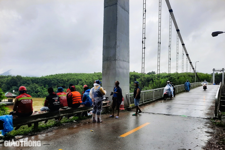 Vụ xe r&aacute;c rơi s&ocirc;ng 2 người mất t&iacute;ch: Cấm xe tải v&agrave; xe kh&aacute;ch qua cầu- Ảnh 4.