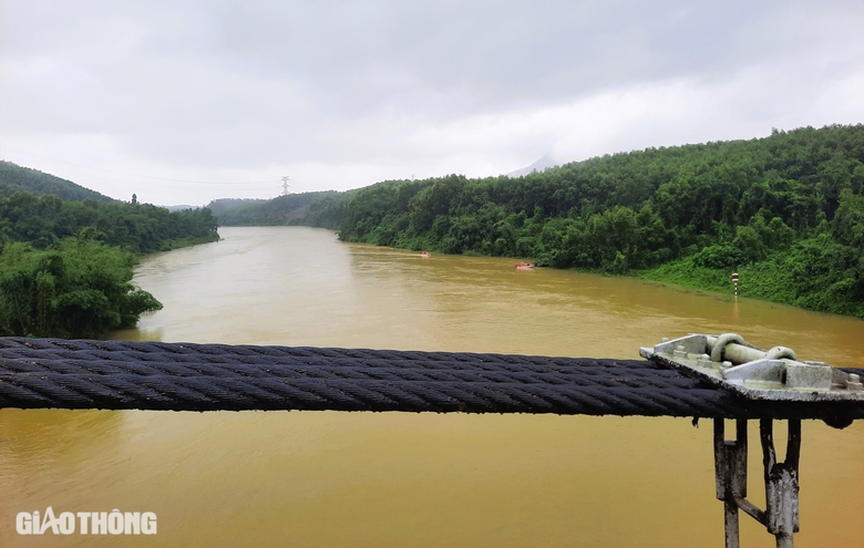 Vụ xe r&aacute;c rơi s&ocirc;ng 2 người mất t&iacute;ch: Cấm xe tải v&agrave; xe kh&aacute;ch qua cầu- Ảnh 1.