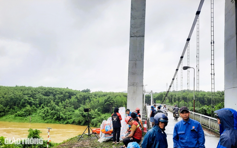 Vụ xe r&aacute;c rơi s&ocirc;ng 2 người mất t&iacute;ch: Cấm xe tải v&agrave; xe kh&aacute;ch qua cầu- Ảnh 3.