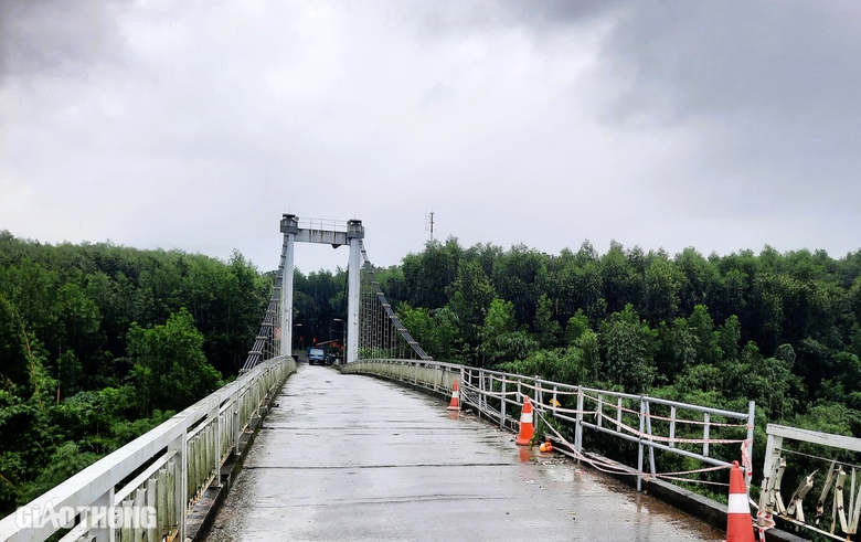 Vụ xe r&aacute;c rơi s&ocirc;ng 2 người mất t&iacute;ch: Cấm xe tải v&agrave; xe kh&aacute;ch qua cầu- Ảnh 7.