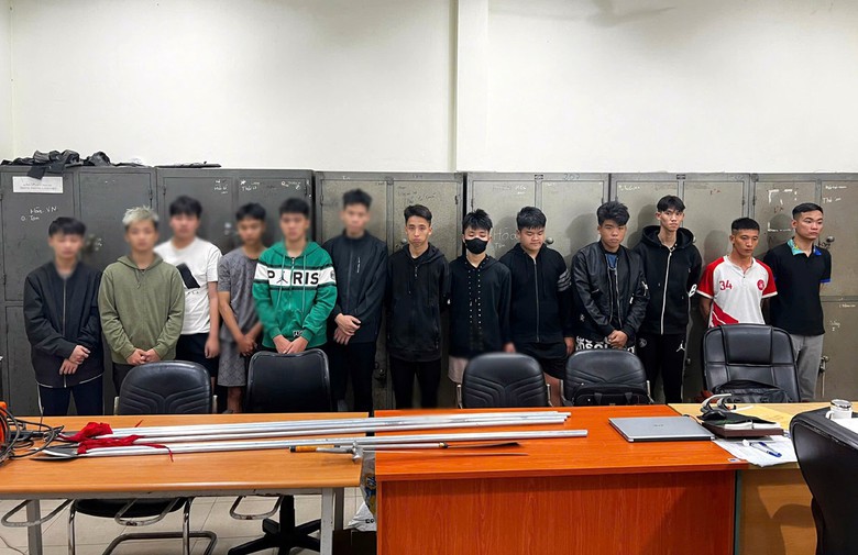 Bắt 6 "qu&aacute;i xế" k&eacute;o l&ecirc; tu&yacute;p sắt h&agrave;n dao ph&oacute;ng lợn g&acirc;y khiếp sợ tr&ecirc;n đường ở H&agrave; Nội- Ảnh 1.