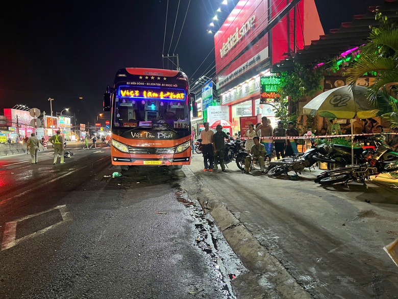 Tạm giữ t&agrave;i xế xe giường nằm xoay 180 độ, t&ocirc;ng người đi xe m&aacute;y tử vong- Ảnh 2.