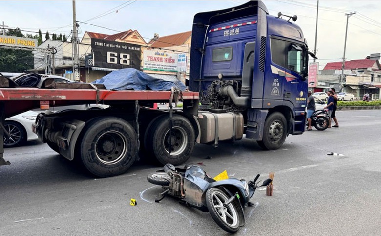 Hiện trường vụ tai nạn khiến một người tử vong tại chỗ. Hiện trường vụ tai nạn khiến một người tử vong tại chỗ.