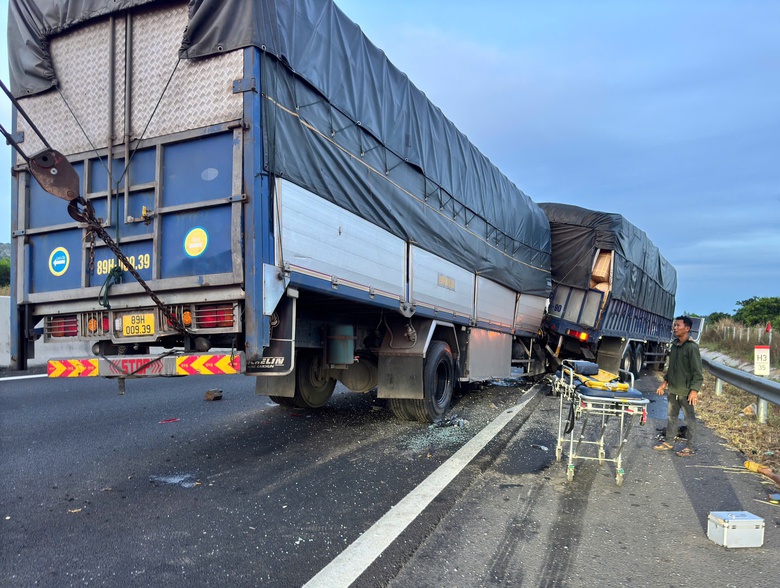 Giải cứu tài xế mắc kẹt trong cabin trên cao tốc Phan Thiết - Dầu Giây- Ảnh 2. Giải cứu tài xế mắc kẹt trong cabin trên cao tốc Phan Thiết - Dầu Giây- Ảnh 2.