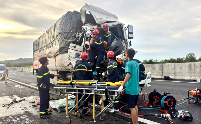 Lực lượng cứu hộ đưa tài xế mắc kẹt trong cabin ra ngoài. Lực lượng cứu hộ đưa tài xế mắc kẹt trong cabin ra ngoài.