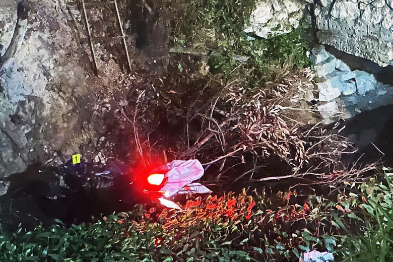 Bốn người cùng nhà tử vong trong vụ tai nạn ở Chương Mỹ- Ảnh 1. Bốn người cùng nhà tử vong trong vụ tai nạn ở Chương Mỹ- Ảnh 1.