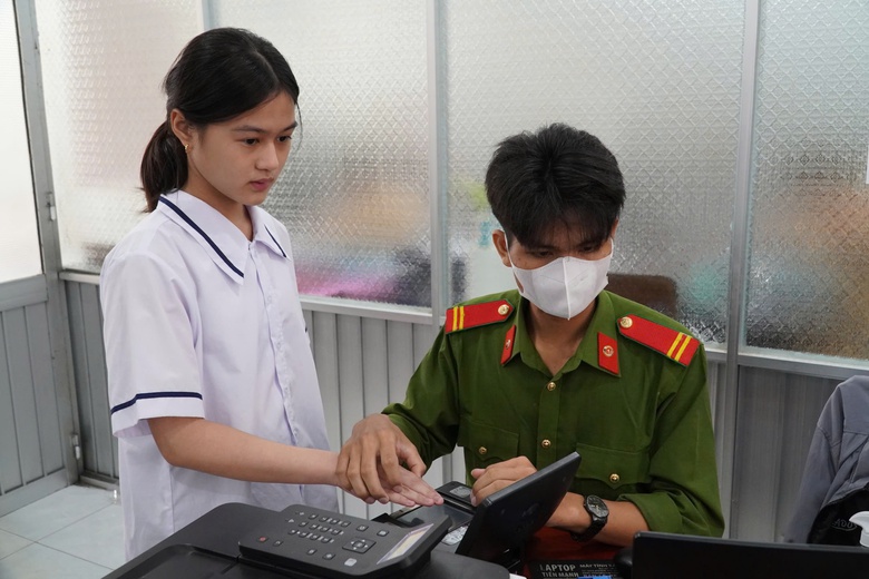 Quảng Ng&atilde;i đẩy mạnh x&acirc;y dựng c&ocirc;ng d&acirc;n số tr&ecirc;n ứng dụng VNeID- Ảnh 2.