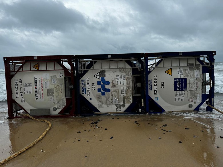 Ph&aacute;t hiện 3 bồn kim loại nghi chứa h&oacute;a chất tr&ocirc;i dạt tr&ecirc;n biển Dung Quất- Ảnh 1.