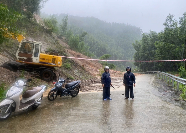 Nỗ lực khắc phục sạt lở, sớm thông xe các tuyến quốc lộ qua Quảng Ngãi- Ảnh 1. Nỗ lực khắc phục sạt lở, sớm thông xe các tuyến quốc lộ qua Quảng Ngãi- Ảnh 1.