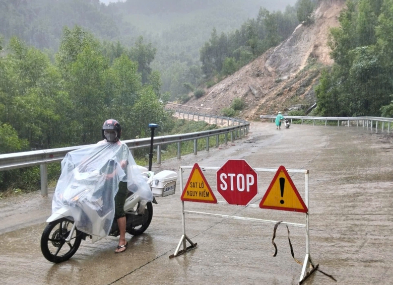 Nỗ lực khắc phục sạt lở, sớm thông xe các tuyến quốc lộ qua Quảng Ngãi- Ảnh 4. Nỗ lực khắc phục sạt lở, sớm thông xe các tuyến quốc lộ qua Quảng Ngãi- Ảnh 4.
