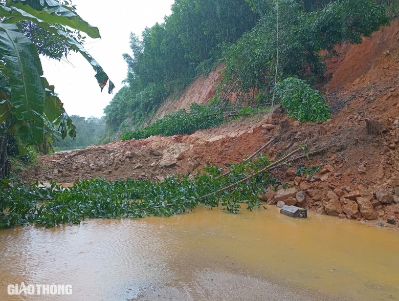 Nhiều tuyến đường ở miền núi Bình Định sạt lở sau mưa lớn- Ảnh 3. Nhiều tuyến đường ở miền núi Bình Định sạt lở sau mưa lớn- Ảnh 3.