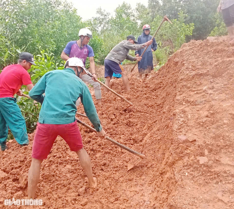 Nhiều tuyến đường ở miền núi Bình Định sạt lở sau mưa lớn- Ảnh 5. Nhiều tuyến đường ở miền núi Bình Định sạt lở sau mưa lớn- Ảnh 5.