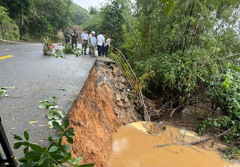 Nỗ lực khắc phục sạt lở, sớm thông xe các tuyến quốc lộ qua Quảng Ngãi- Ảnh 2. Nỗ lực khắc phục sạt lở, sớm thông xe các tuyến quốc lộ qua Quảng Ngãi- Ảnh 2.