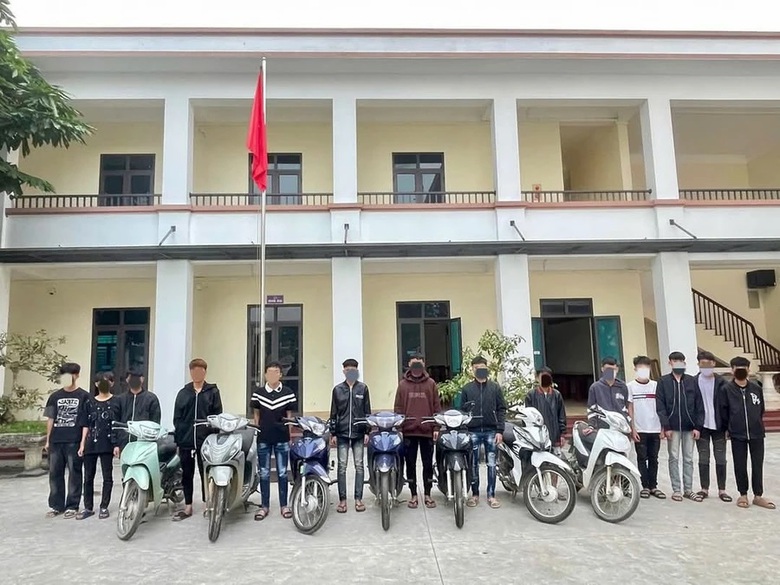 Khởi tố nh&oacute;m thanh ni&ecirc;n đi xe m&aacute;y, lạng l&aacute;ch g&acirc;y n&aacute;o loạn đường phố ở Y&ecirc;n B&aacute;i- Ảnh 1.