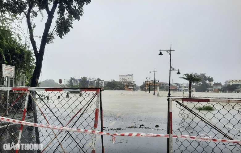 Mưa lũ ở Trung Bộ: Thủ tướng y&ecirc;u cầu huy động lực lượng tiếp cận khu vực chia cắt- Ảnh 1.