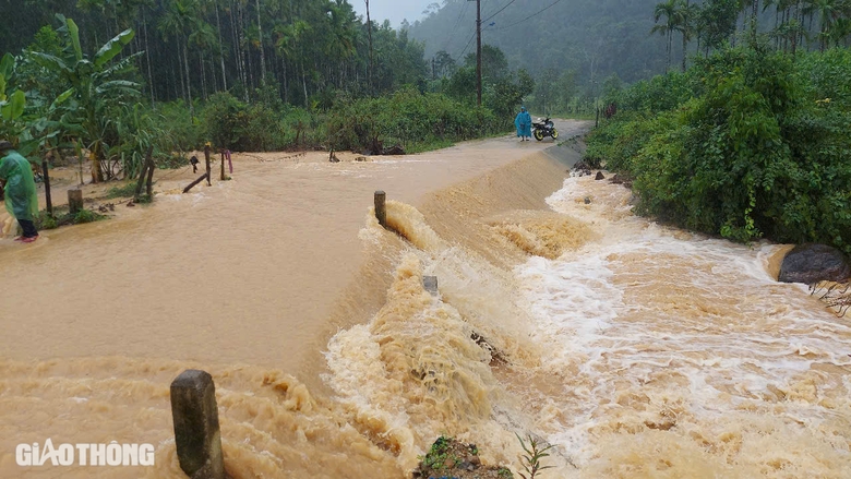 Nhiều tuyến đường ở miền núi Bình Định sạt lở sau mưa lớn- Ảnh 1. Nhiều tuyến đường ở miền núi Bình Định sạt lở sau mưa lớn- Ảnh 1.