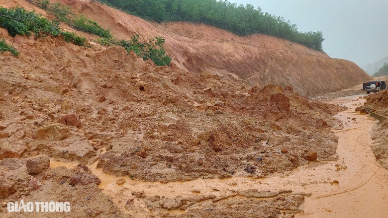 Nhiều tuyến đường ở miền núi Bình Định sạt lở sau mưa lớn- Ảnh 2. Nhiều tuyến đường ở miền núi Bình Định sạt lở sau mưa lớn- Ảnh 2.