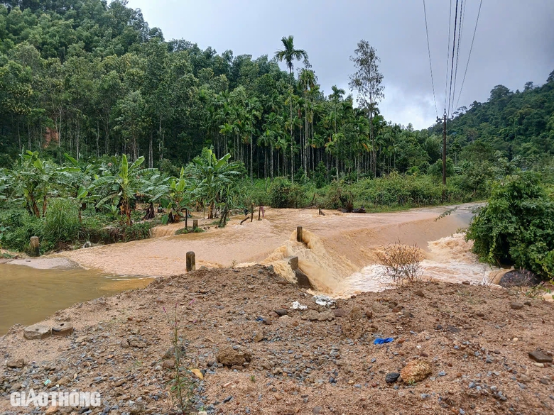 Nhiều tuyến đường ở miền núi Bình Định sạt lở sau mưa lớn- Ảnh 7. Nhiều tuyến đường ở miền núi Bình Định sạt lở sau mưa lớn- Ảnh 7.