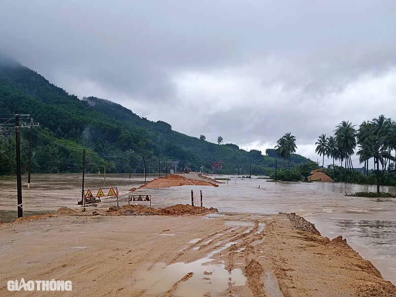 Nhiều tuyến đường ở miền núi Bình Định sạt lở sau mưa lớn- Ảnh 6. Nhiều tuyến đường ở miền núi Bình Định sạt lở sau mưa lớn- Ảnh 6.