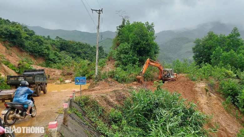 Nhiều tuyến đường ở miền núi Bình Định sạt lở sau mưa lớn- Ảnh 4. Nhiều tuyến đường ở miền núi Bình Định sạt lở sau mưa lớn- Ảnh 4.