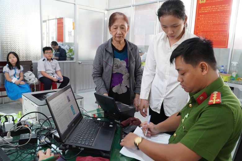 Quảng Ng&atilde;i đẩy mạnh x&acirc;y dựng c&ocirc;ng d&acirc;n số tr&ecirc;n ứng dụng VNeID- Ảnh 1.