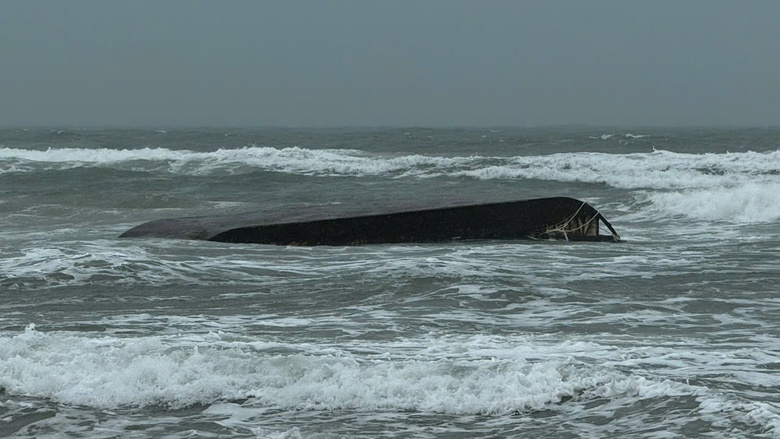 Ph&aacute;t hiện s&agrave; lan lật &uacute;p v&agrave; bồn kim loại chứa h&oacute;a chất tr&ocirc;i dạt tr&ecirc;n biển Quảng Ng&atilde;i- Ảnh 1.