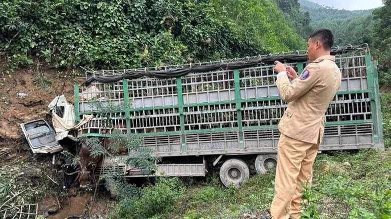 Chiếc xe tải xuống dốc đâm vào chân đồi khiến tài xế tử vong tại chỗ. Chiếc xe tải xuống dốc đâm vào chân đồi khiến tài xế tử vong tại chỗ.