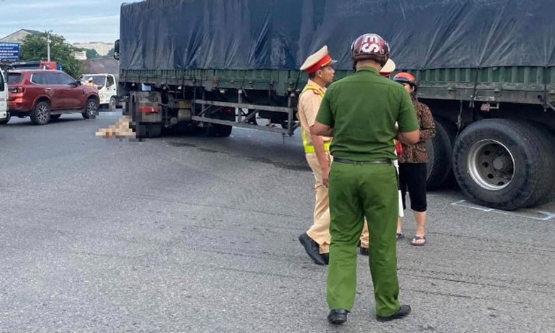 Hiện trường vụ va chạm khiến nữ sinh tử vong tại chỗ. Hiện trường vụ va chạm khiến nữ sinh tử vong tại chỗ.