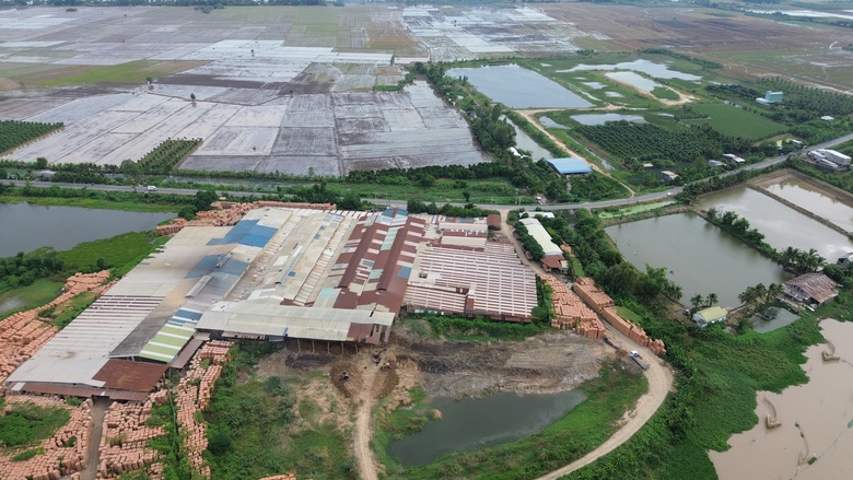 Hiện trường khai th&aacute;c tr&aacute;i ph&eacute;p 875.000m3 đất của C&ocirc;ng ty X&acirc;y lắp An Giang- Ảnh 2.