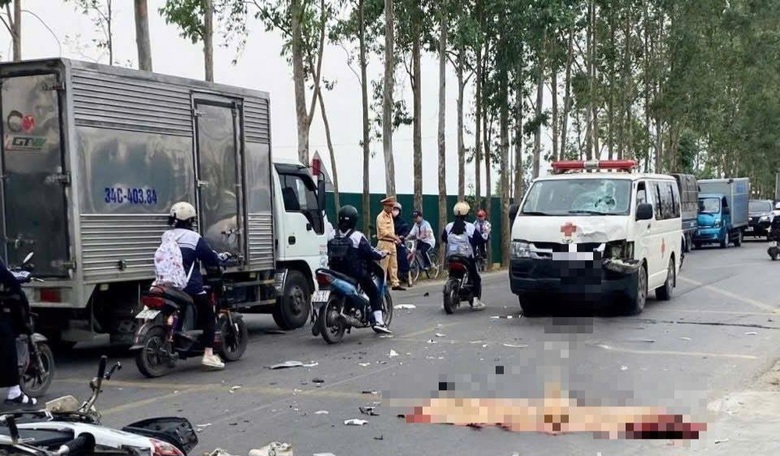 Va chạm với xe cứu thương, nam sinh lớp 11 thiệt mạng trên đường đi học về- Ảnh 1. Va chạm với xe cứu thương, nam sinh lớp 11 thiệt mạng trên đường đi học về- Ảnh 1.