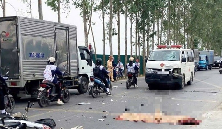 Hiện trường vụ tai nạn khiến nam sinh lớp 11 tử vong tại chỗ. Hiện trường vụ tai nạn khiến nam sinh lớp 11 tử vong tại chỗ.