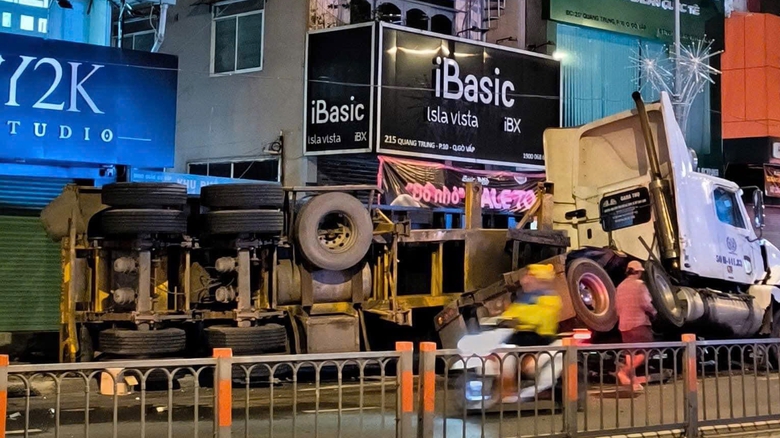 Th&ugrave;ng xe container lật đ&egrave; n&aacute;t xe chở r&aacute;c, giao th&ocirc;ng &ugrave;n ứ hơn 3km- Ảnh 1.