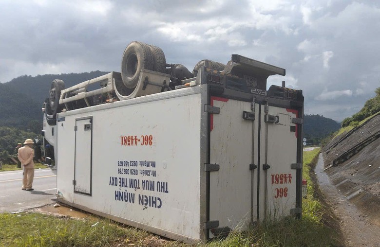 Xe tải lật ngửa tr&ecirc;n đường Hồ Ch&iacute; Minh đoạn La Sơn &ndash; T&uacute;y Loan- Ảnh 1.