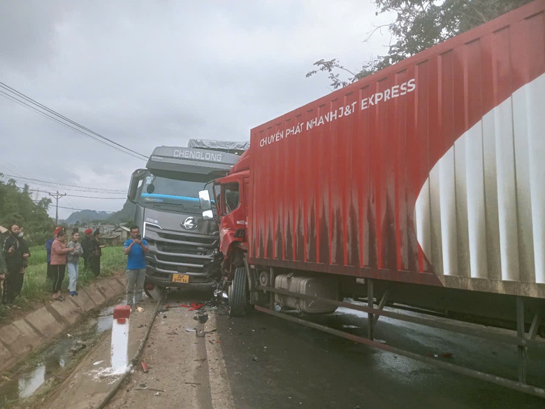 Tai nạn liên hoàn trên QL6 qua Sơn La, 2 người bị thương- Ảnh 1. Tai nạn liên hoàn trên QL6 qua Sơn La, 2 người bị thương- Ảnh 1.