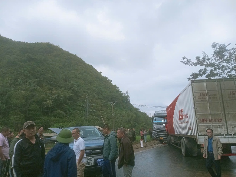 Tai nạn liên hoàn trên QL6 qua Sơn La, 2 người bị thương- Ảnh 2. Tai nạn liên hoàn trên QL6 qua Sơn La, 2 người bị thương- Ảnh 2.