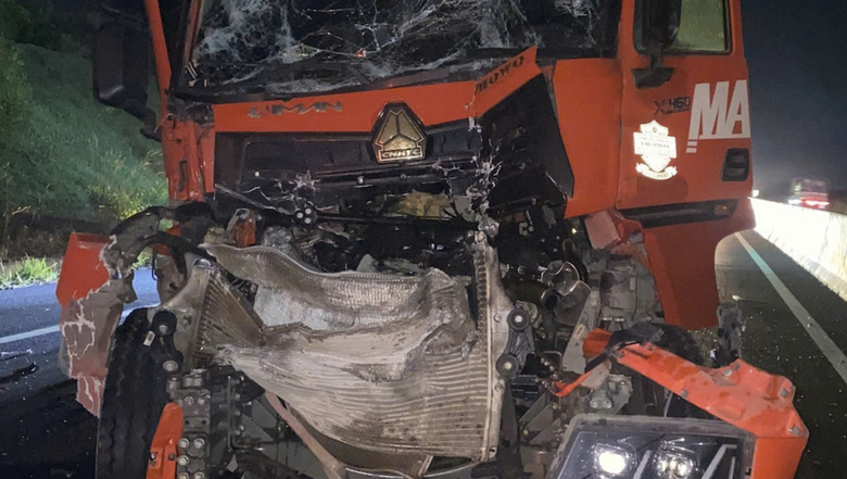 Xe tải tông đuôi xe container trên cao tốc Phan Thiết - Dầu Giây, một tài xế bị thương- Ảnh 1. Xe tải tông đuôi xe container trên cao tốc Phan Thiết - Dầu Giây, một tài xế bị thương- Ảnh 1.