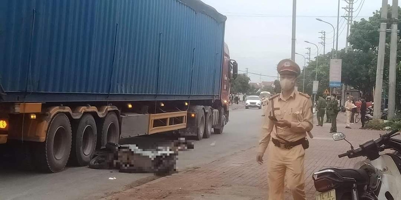 Nam t&agrave;i xế xe m&aacute;y thiệt mạng dưới gầm &ocirc; t&ocirc; đầu k&eacute;o tr&ecirc;n quốc lộ 18- Ảnh 1.