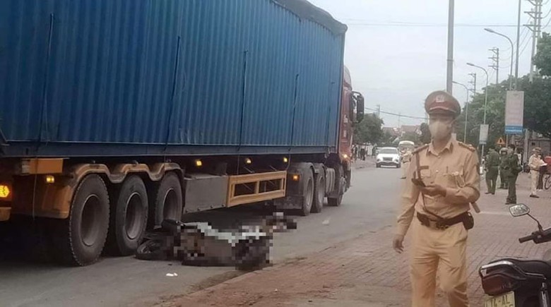 Hiện trường vụ tai nạn khiến tài xế xe máy tử vong tại chỗ. Hiện trường vụ tai nạn khiến tài xế xe máy tử vong tại chỗ.