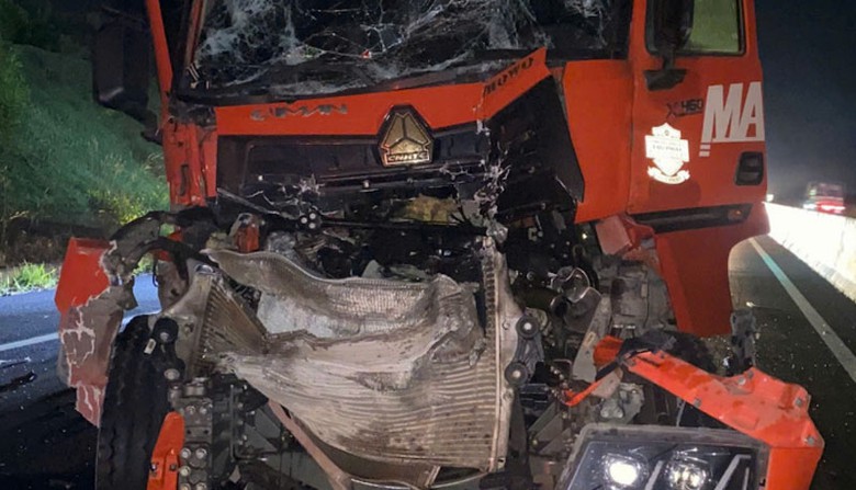 Hiện trường vụ tai nạn khiến tài xế xe tải bị thương. Hiện trường vụ tai nạn khiến tài xế xe tải bị thương.