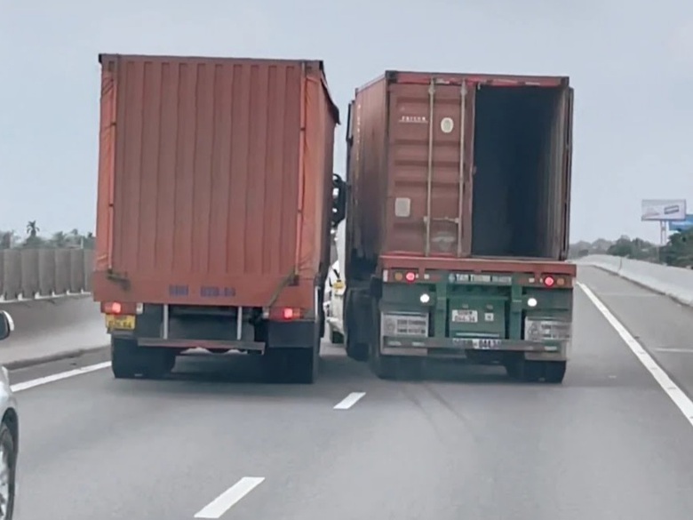 Long An: Khởi tố 2 t&agrave;i xế ch&egrave;n &eacute;p, rượt đuổi tr&ecirc;n cao tốc TP.HCM - Trung Lương- Ảnh 1.