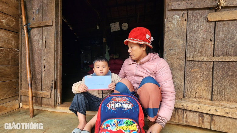 Bạn đọc B&aacute;o Giao th&ocirc;ng tặng qu&agrave; b&eacute; trai mất cha mẹ do tai nạn giao th&ocirc;ng - Ảnh 1.