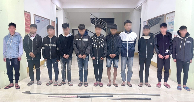 Tạm giữ hơn 11 thanh ni&ecirc;n, mang kiếm v&ocirc; cớ đ&aacute;nh người đi đường tại Bắc Giang- Ảnh 1.
