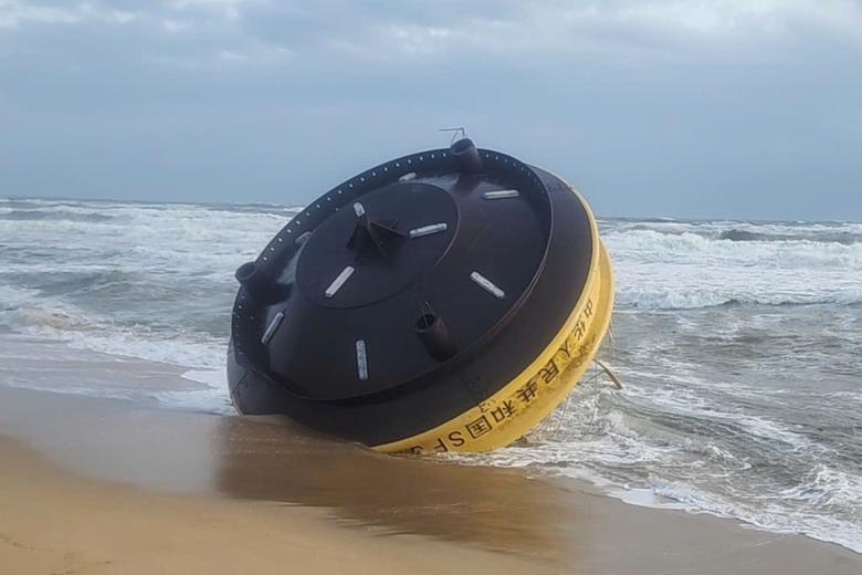 Ph&aacute;t hiện vật thể lạ in chữ nước ngo&agrave;i tr&ocirc;i dạt v&agrave;o bờ biển Quảng Ng&atilde;i- Ảnh 1.