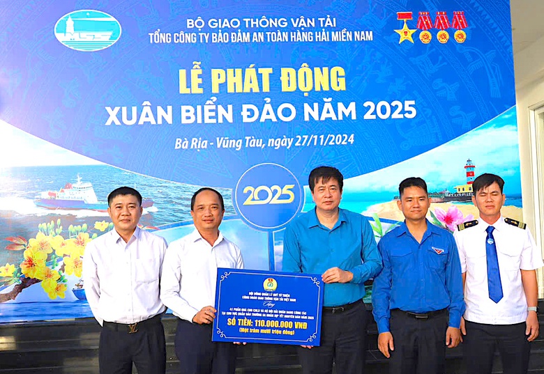 C&ocirc;ng đo&agrave;n GTVT trao qu&agrave; Tết sớm đến người lao động h&agrave;ng hải- Ảnh 2.