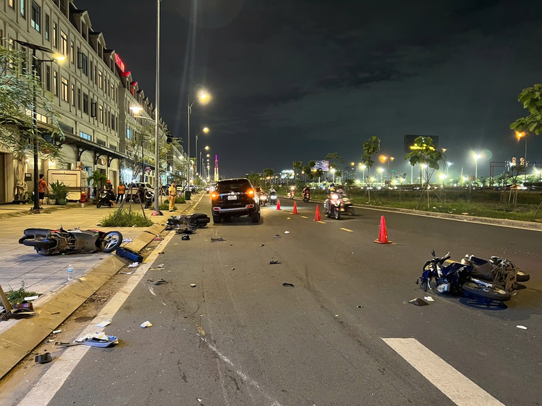 &Ocirc; t&ocirc; 7 chỗ t&ocirc;ng xe kh&aacute;ch c&ugrave;ng nhiều xe m&aacute;y, 4 người nhập viện- Ảnh 4.