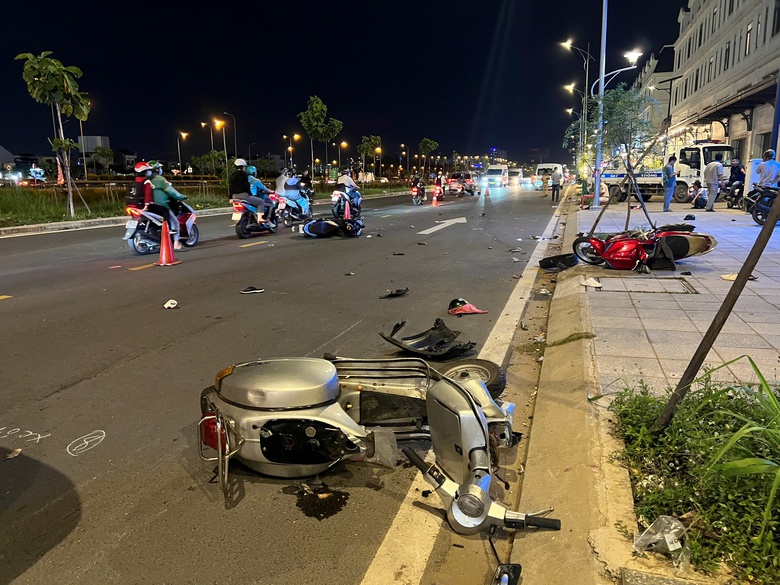 &Ocirc; t&ocirc; 7 chỗ t&ocirc;ng xe kh&aacute;ch c&ugrave;ng nhiều xe m&aacute;y, 4 người nhập viện- Ảnh 2.