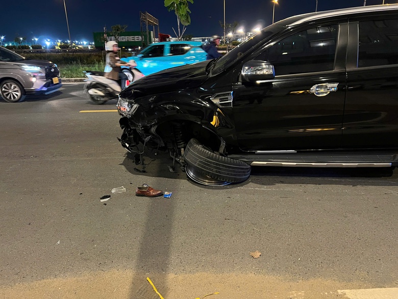 &Ocirc; t&ocirc; 7 chỗ t&ocirc;ng xe kh&aacute;ch c&ugrave;ng nhiều xe m&aacute;y, 4 người nhập viện- Ảnh 3.