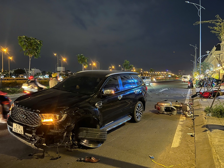&Ocirc; t&ocirc; 7 chỗ t&ocirc;ng xe kh&aacute;ch c&ugrave;ng nhiều xe m&aacute;y, 4 người nhập viện- Ảnh 1.