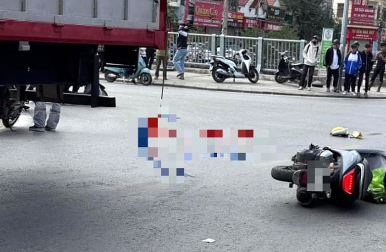 Hiện trường xảy ra vụ tai nạn khiến cô gái trẻ tử vong tại chỗ. Hiện trường xảy ra vụ tai nạn khiến cô gái trẻ tử vong tại chỗ.